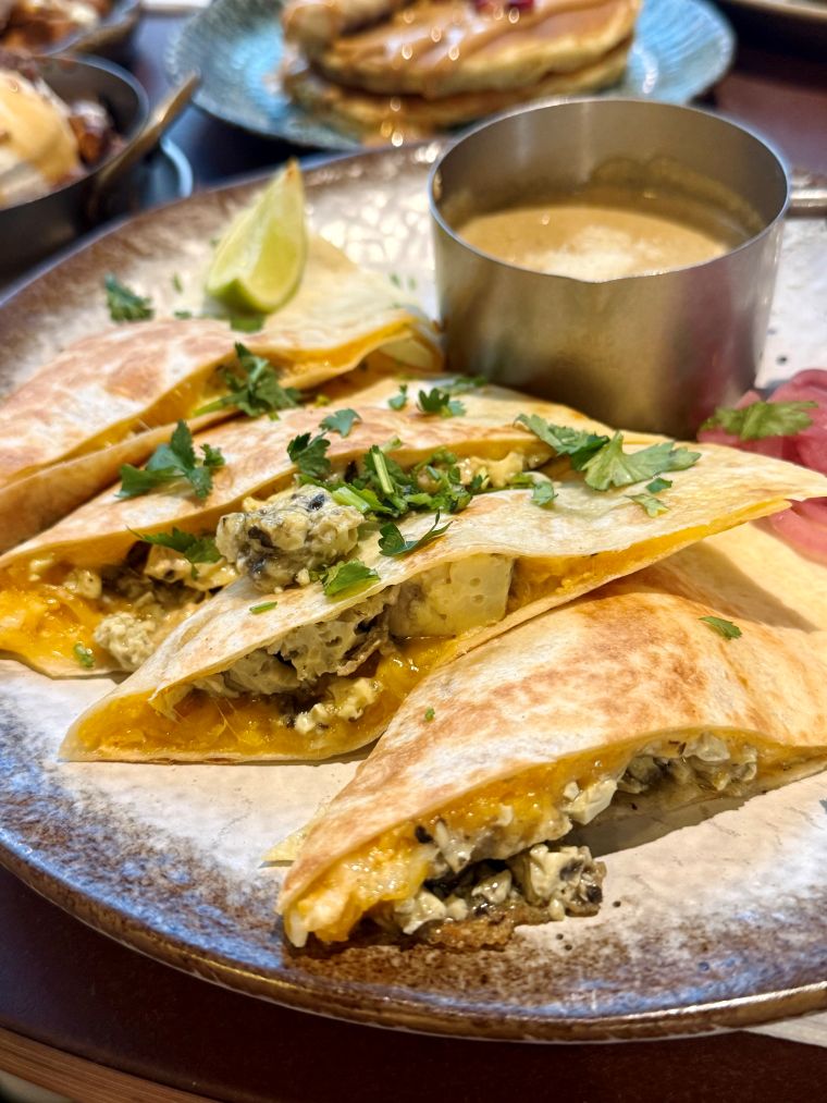 Quesadilla truffée aux œufs brouillés et au comté avec des copeaux de truffe fraîche râpée