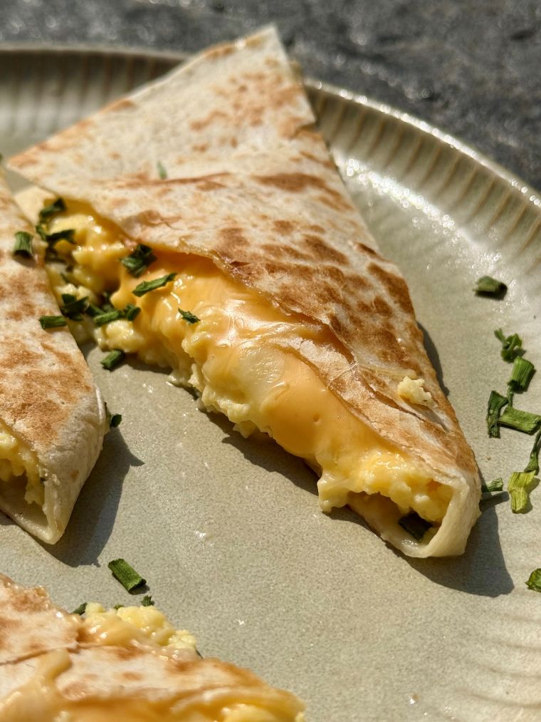 Quesadillas fourrées aux oeufs brouillés et 3 fromages filants