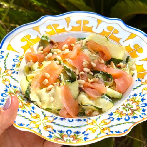 tagliatelles de courgettes crémeuses avec la stracciatella, accompagnées de saumon fumé