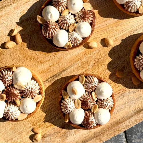 Tartelettes façon Snickers au caramel beurre salé et cacahuètes sur une assiette