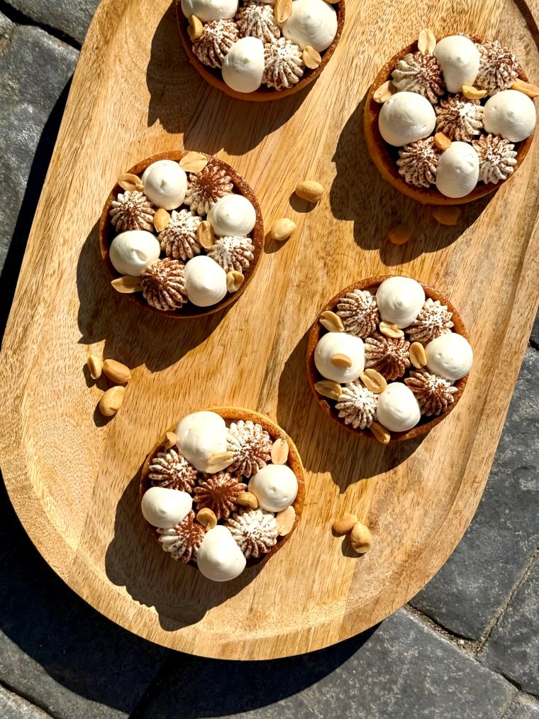 Tartelettes façon Snickers au caramel beurre salé et cacahuètes sur une assiette