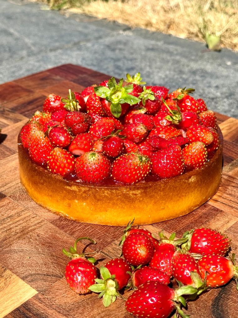 tarte aux fraises, crème d'amande, crème vanille, confiture de fraises