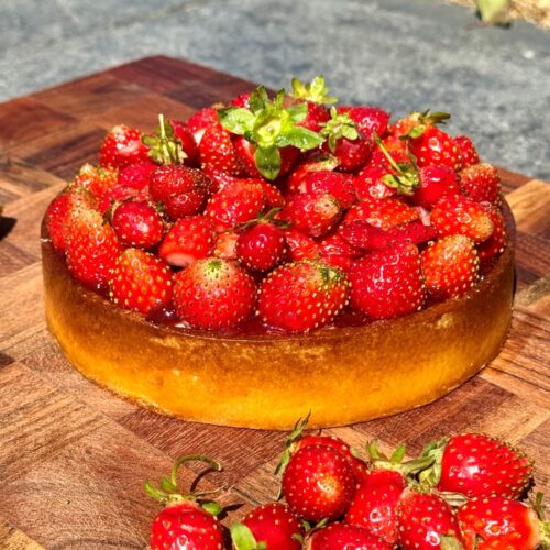 Tarte aux fraises avec crème d'amande, confit de fraises, crème vanille, fraises