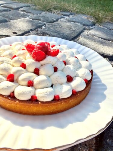 Tarte framboise et vanille sur le plat