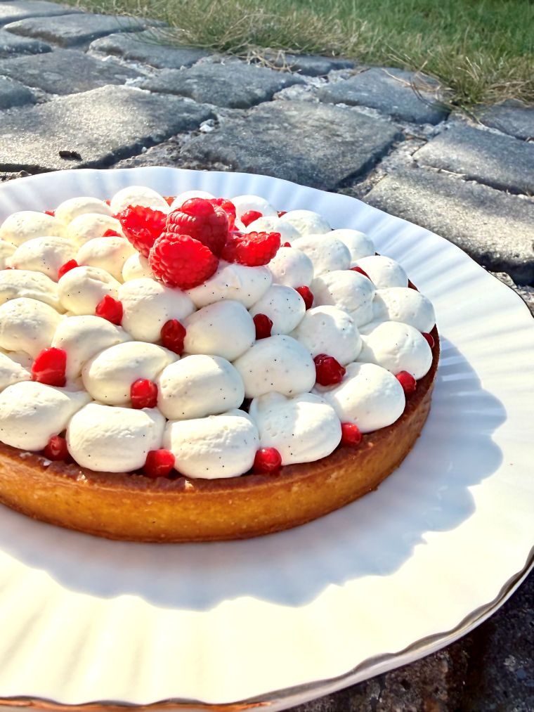 Tarte framboise et vanille sur le plat