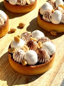 Tartelettes façon Snickers au caramel beurre salé et cacahuètes sur un plat