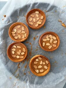 Caramel beurre salé aux cacahuètes coulé dans un fond de tartelette