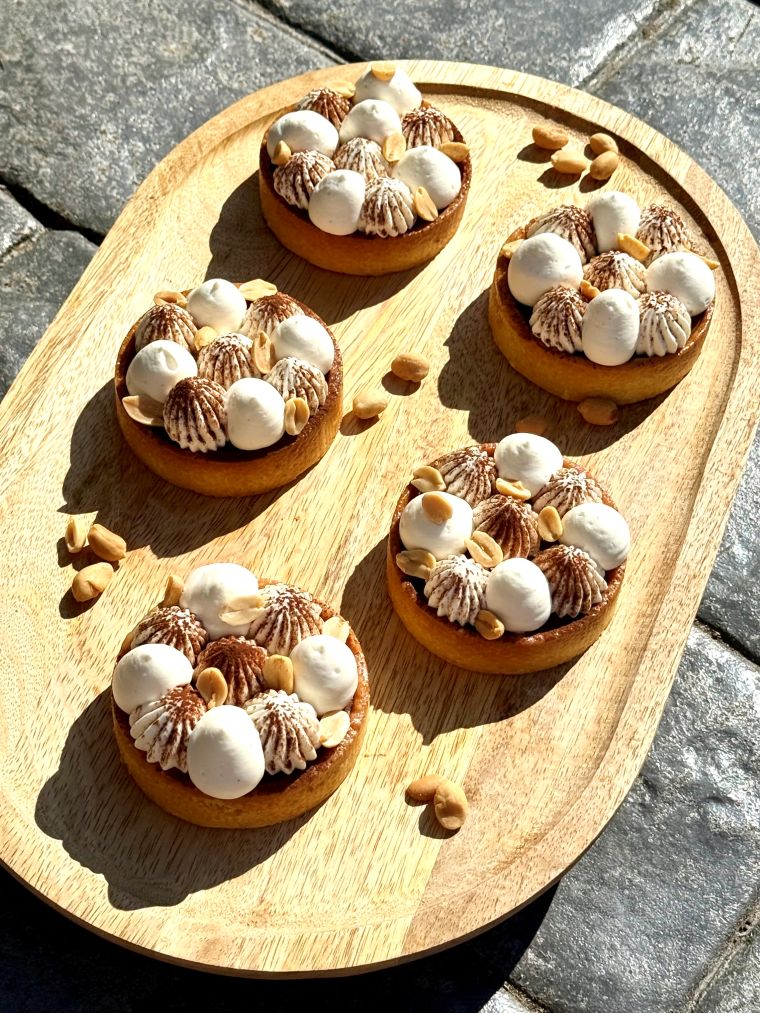 Tartelettes façon Snickers au caramel beurre salé et cacahuètes sur une assiette
