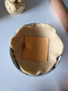 Déposer une tranche de cheddar