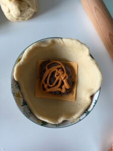 Déposer un steak et de la sauce burger