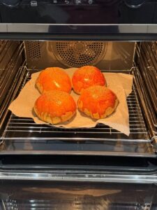 Buns burgers dans le four, dorés, après cuisson