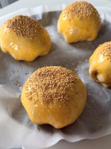 Dorer les buns avec un jaune d'oeuf et saupoudrer de graines de sésame