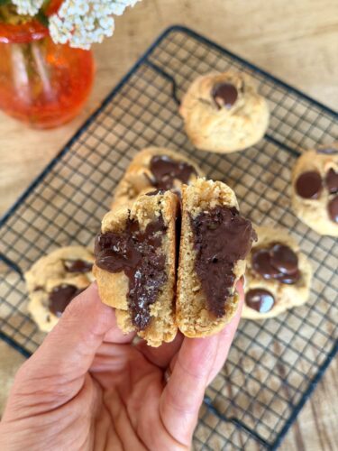 Cookies au beurre de cacahuète et chocolat noir, moelleux et épais