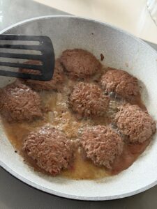 Dorer les steaks hachés à la poêle