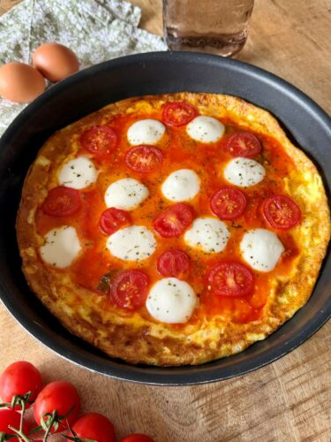 Omelette pizza à la mozzarella, tomate et origan servie dans une poêle