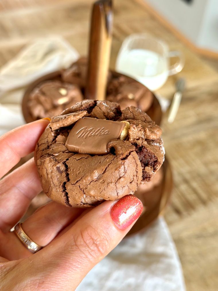 Un cookie chocolat coeur fondant avec un carré de chocolat sur le dessus