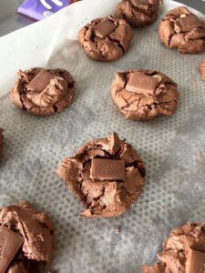 Poser un carré de chocolat sur le cookie juste sorti du four