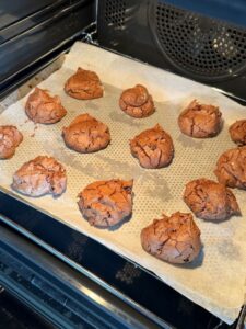 Cuisson des outrageous cookies au four
