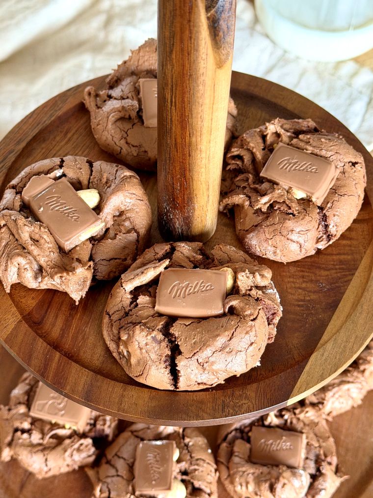 Cookies chocolat de Martha Stewart, Outrageous Cookies, avec un carré de chocolat au dessus.