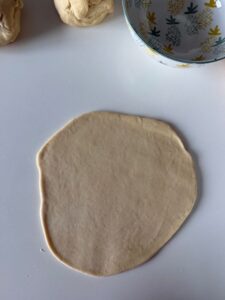 Etale rla pâte en un grand rond