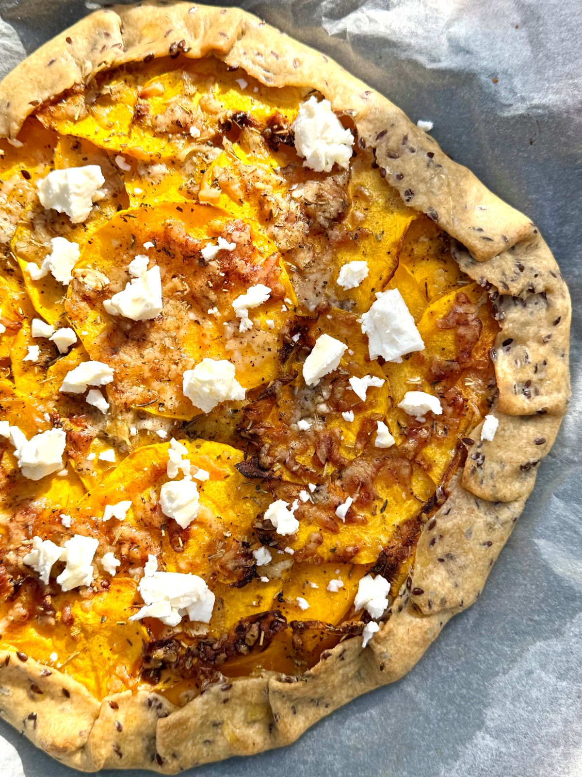 Tarte rustique butternut feta sur pâte légère aux graines de lin, feta émiettée et parmesan