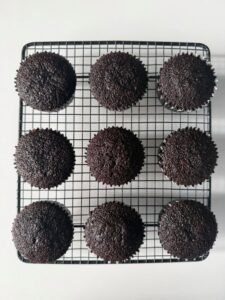 Gâteau Cacazo pour cupcakes posés sur une grille pour refroidir