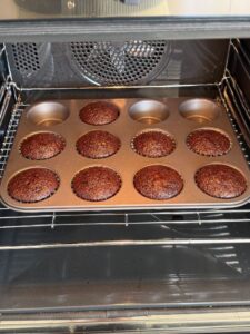 Bases des cupcakes cacao dans le four, après cuisson