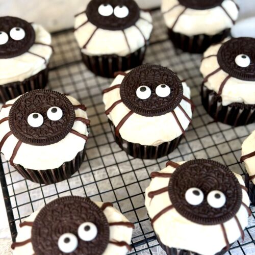 Cupcakes araignées halloween sur une grille