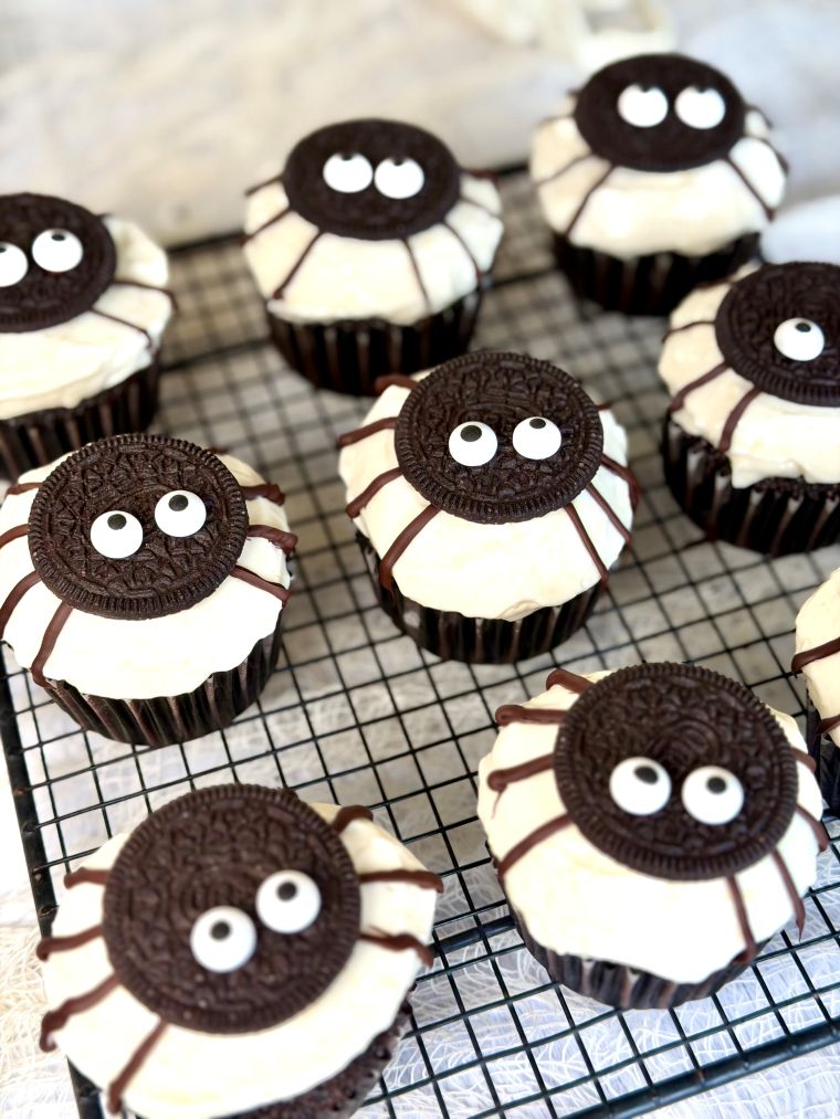 Ensemble de cupcakes Oreo en forme d'araignée pour Halloween