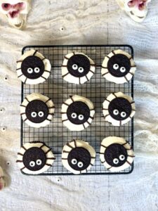 9 cupcakes Halloween en forme d'araignée sur une grille