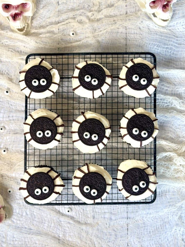 9 cupcakes Halloween en forme d'araignée sur une grille