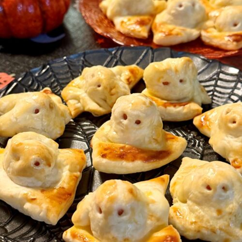 Fantômes Halloween paéritifs en pâte feuilletée et saucisse