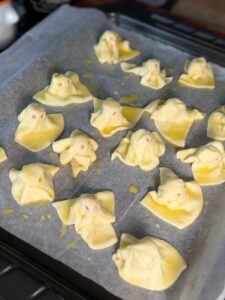 Dorer chaque fantôme avec de l'oeuf battu et un pinceau