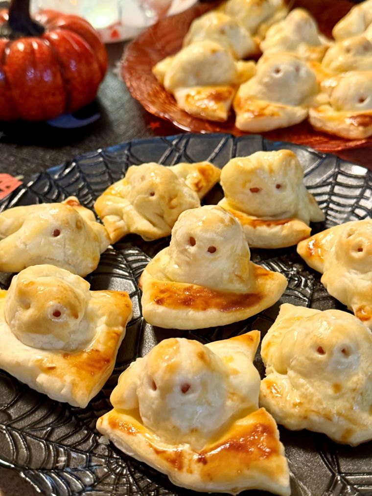 Petits fantômes feuilletés pour Halloween, sur la table apéritive de la fête d'Halloween