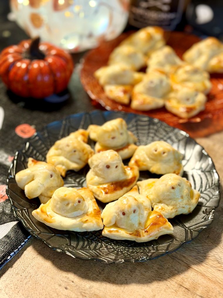 Petits feuilletés saucisses pour Halloween en forme de fantôme, sur la table d'Halloween
