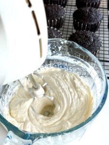 Battre les glaçage au cream chees epour qu'il soit aérien