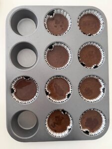 Caissettes à muffins remplies de pâte aux 2/3